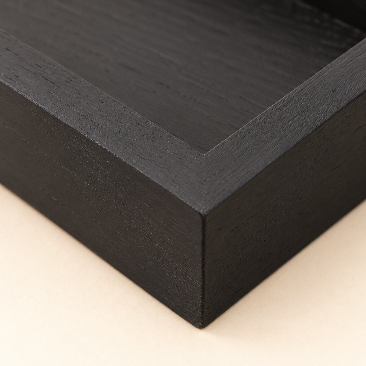 Black wooden serving tray, material detail